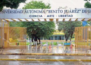 Foto: Adrián Gaytán // De nada han servido los torniquetes para el control de acceso y salidas al campus de la UABJO.