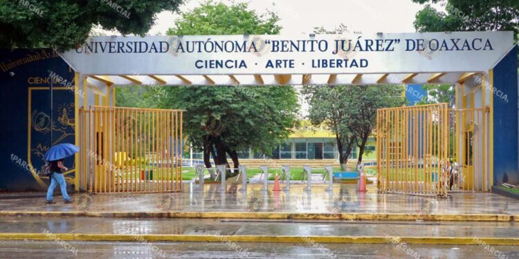 Foto: Adrián Gaytán // De nada han servido los torniquetes para el control de acceso y salidas al campus de la UABJO.