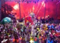 Foto: Gobierno de Oaxaca // Deslumbrante cierre con la conjunción de delegaciones en el escenario del auditorio Guelaguetza.