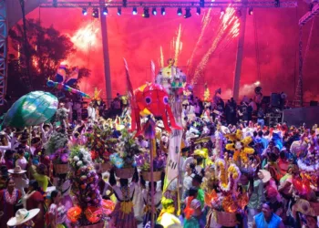 Foto: Gobierno de Oaxaca // Deslumbrante cierre con la conjunción de delegaciones en el escenario del auditorio Guelaguetza.