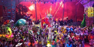Foto: Gobierno de Oaxaca // Deslumbrante cierre con la conjunción de delegaciones en el escenario del auditorio Guelaguetza.