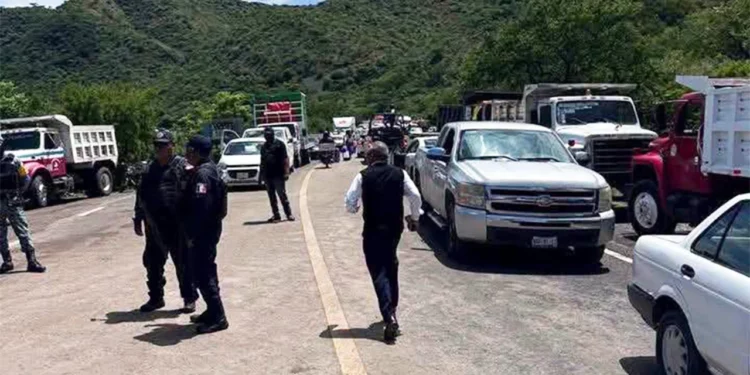 Foto: redes sociales // Durante la protesta los inconformes abrieron el paso algunos minutos cada dos horas.