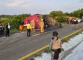 El autobús de la empresa Camila Tour quedó completamente volcado fuera de la carpeta asfáltica sobre la carretera federal 200.
