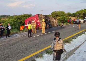 El autobús de la empresa Camila Tour quedó completamente volcado fuera de la carpeta asfáltica sobre la carretera federal 200.
