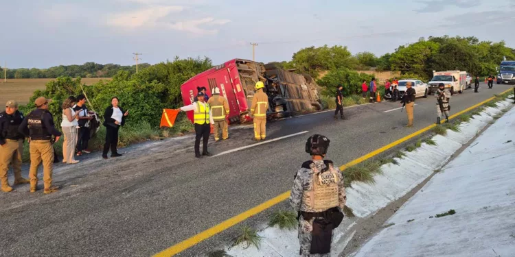 El autobús de la empresa Camila Tour quedó completamente volcado fuera de la carpeta asfáltica sobre la carretera federal 200.
