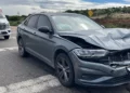 El automóvil Volkswagen Jetta color plata resultó con severos daños en la parte frontal.