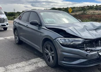 El automóvil Volkswagen Jetta color plata resultó con severos daños en la parte frontal.