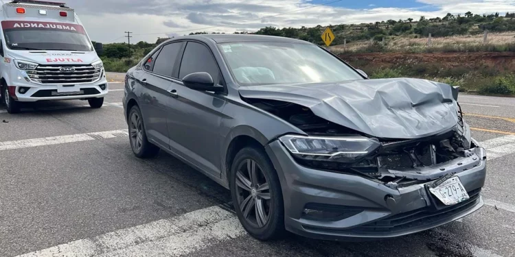 El automóvil Volkswagen Jetta color plata resultó con severos daños en la parte frontal.