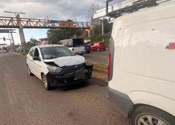 El automóvil Ford Figo sufrió severas averías en el motor y cofre tras impactar por alcance a la pesada camioneta.