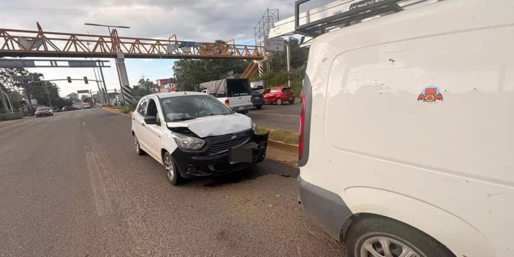 El automóvil Ford Figo sufrió severas averías en el motor y cofre tras impactar por alcance a la pesada camioneta.