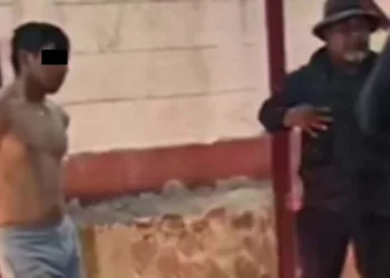 El presunto delincuente fue exhibido por vecinos de Vista Hermosa antes de ser entregado a la Policía Municipal de Huajuapan.