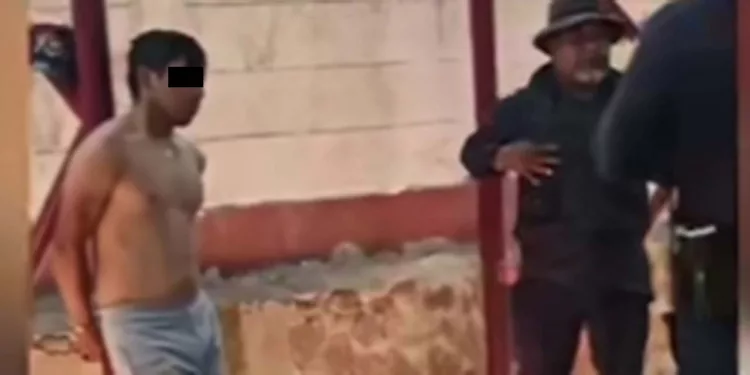 El presunto delincuente fue exhibido por vecinos de Vista Hermosa antes de ser entregado a la Policía Municipal de Huajuapan.