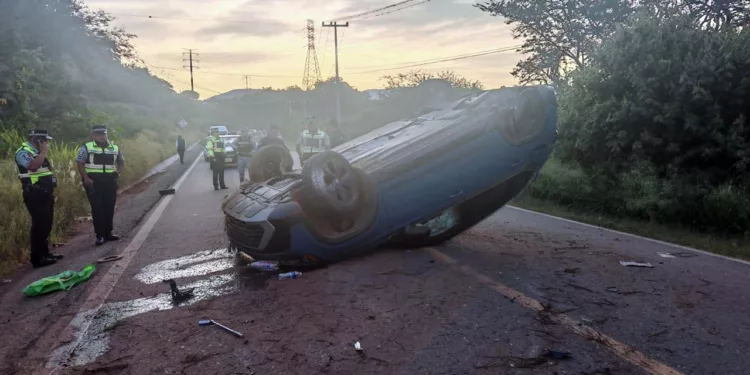 El vehículo Volkswagen Taos quedó con severos daños materiales.