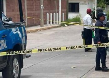 Elementos policiacos acordonaron la calle Nicolás Bravo tras las detonaciones de arma de fuego.