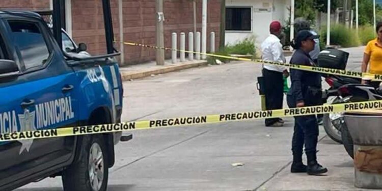Elementos policiacos acordonaron la calle Nicolás Bravo tras las detonaciones de arma de fuego.