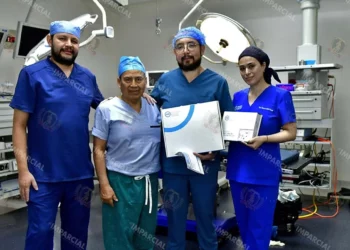 Fotos: Rubén Morales // El equipo que llevó a cabo la cirugía encabezado por Juan Carlos Pérez Barrón, otorrinolaringólogo, cirujano en cabeza y cuello.