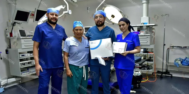 Fotos: Rubén Morales // El equipo que llevó a cabo la cirugía encabezado por Juan Carlos Pérez Barrón, otorrinolaringólogo, cirujano en cabeza y cuello.