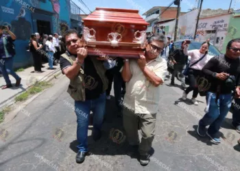 Foto: Adrián Gaytán // El féretro de Alejandro Leyva camino al cementerio. Con él se enterró la libertad de expresión.