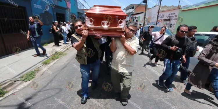 Foto: Adrián Gaytán // El féretro de Alejandro Leyva camino al cementerio. Con él se enterró la libertad de expresión.