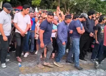 Foto: redes sociales // El grupo de choque que intentó apagar la protesta de familiares de Alejandro Leyva; en redes sociales lo ligan con grupo morenista