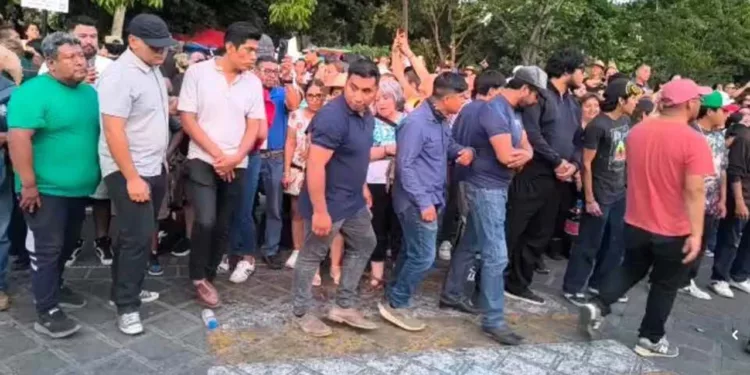 Foto: redes sociales // El grupo de choque que intentó apagar la protesta de familiares de Alejandro Leyva; en redes sociales lo ligan con grupo morenista