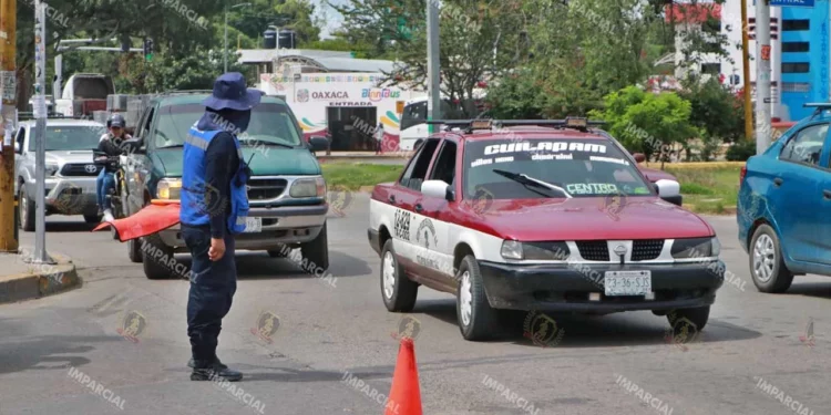 Foto: Adrián Gaytán // El operativo para evitar el acceso de taxis foráneos al Centro Histórico.