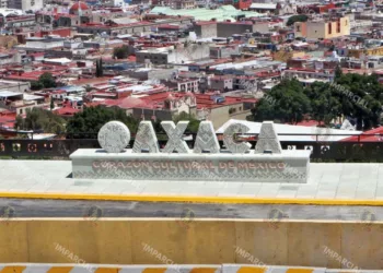 Foto: Adrián Gaytán // El renovado Mirador en el Cerro del Fortín seguía restringido al público este lunes.