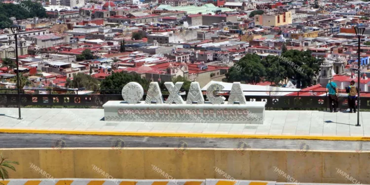 Foto: Adrián Gaytán // El renovado Mirador en el Cerro del Fortín seguía restringido al público este lunes.