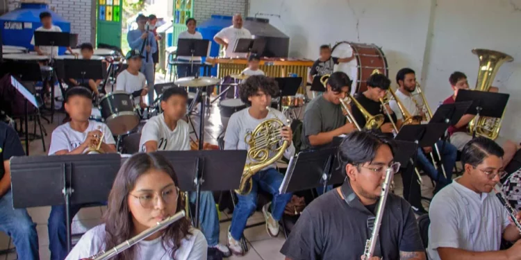 El tenor oaxaqueño Luis Adrián visitó Huajuapan de León para participar en un concierto junto con la Orquesta Sinfónica y Coro de Huajuapan.