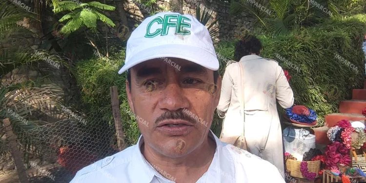 Foto: Adrián Gaytán // En accesos al auditorio Guelaguetza también jubilados de la CFE denuncian violación a sus derechos laborales, al recortarles sus pensiones .