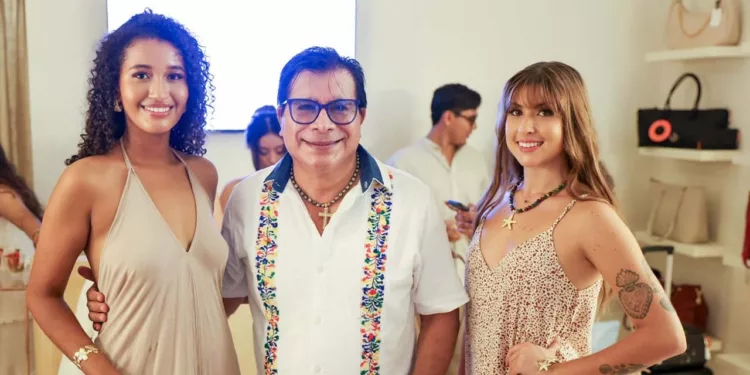 En un cóctel en Puerto Escondido Itatí, Vívian y Lucio Gopar,