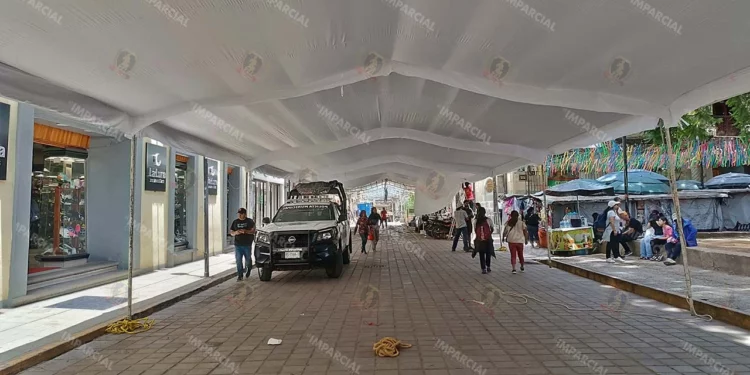 Fotos: Lisbeth Mejía Reyes // Este jueves fue colocada una carpa en la avenida Hidalgo, a un costado de la Alameda de León.