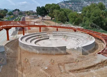 Foto: Lisbeth Mejía // Estructura efímera, sin inaugurar el teatro al aire libre comenzó a ser demolido. El gobernador calificó de “politiquería” las irritación de los ciudadanos.