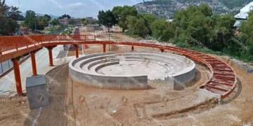 Foto: Lisbeth Mejía // Estructura efímera, sin inaugurar el teatro al aire libre comenzó a ser demolido. El gobernador calificó de “politiquería” las irritación de los ciudadanos.