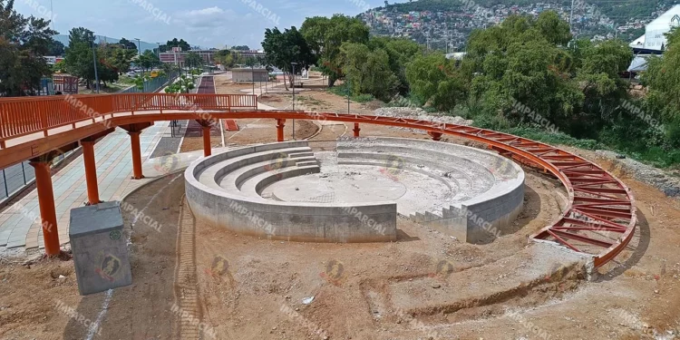 Foto: Lisbeth Mejía // Estructura efímera, sin inaugurar el teatro al aire libre comenzó a ser demolido. El gobernador calificó de “politiquería” las irritación de los ciudadanos.