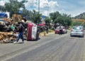 El taxi foráneo de Santiago Tenango terminó volcado y con severos daños materiales tras chocar lateralmente contra otro vehículo de alquiler en las inmediaciones del mercado.
