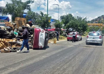 El taxi foráneo de Santiago Tenango terminó volcado y con severos daños materiales tras chocar lateralmente contra otro vehículo de alquiler en las inmediaciones del mercado.