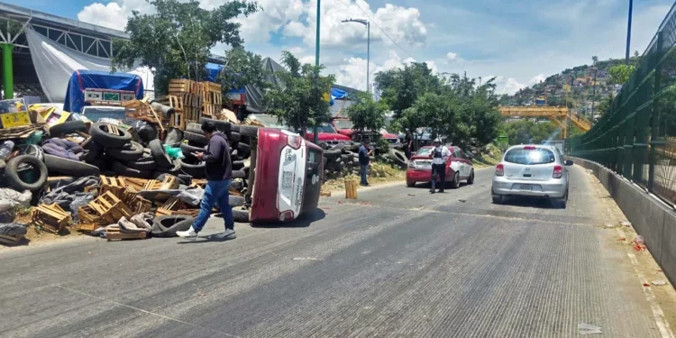 El taxi foráneo de Santiago Tenango terminó volcado y con severos daños materiales tras chocar lateralmente contra otro vehículo de alquiler en las inmediaciones del mercado.