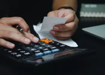 ¿Qué pasa si dejas de pagar tu tarjeta de crédito o préstamo? El SAT podría cobrarte impuestos por tus deudas