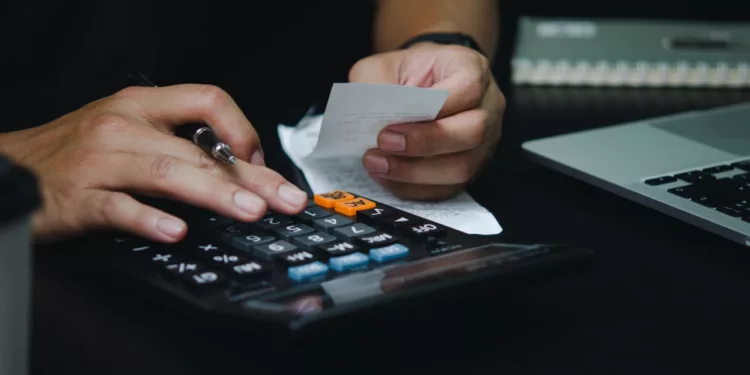 ¿Qué pasa si dejas de pagar tu tarjeta de crédito o préstamo? El SAT podría cobrarte impuestos por tus deudas