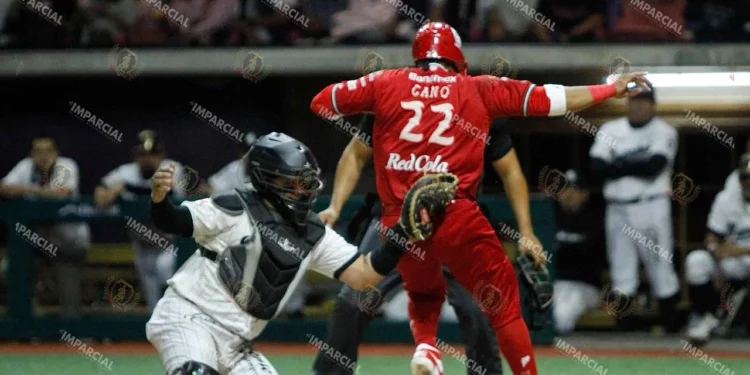 Foto: Jorge Luis Plata // Los Guerreros vencen 6-4 a los Diablos en el segundo juego de la serie.