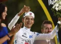Isaac del Toro sube al podio del Tour de Francia.