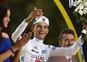 Isaac del Toro sube al podio del Tour de Francia.