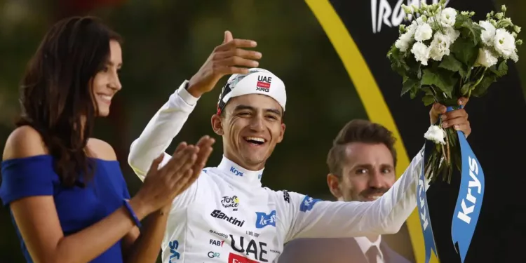 Isaac del Toro sube al podio del Tour de Francia.