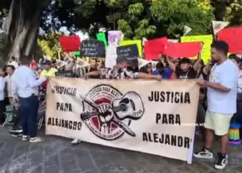 “Justicia para Alejandro Leyva”: Protesta irrumpe en el Desfile de Delegaciones