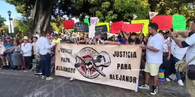 “Justicia para Alejandro Leyva”: Protesta irrumpe en el Desfile de Delegaciones