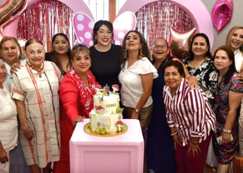 Fotos: Rubén Morales // Karen Michelle disfrutó de un agradable desayuno de cumpleaños junto a su mamá, su hermana y un grupo de familiares y amigas.