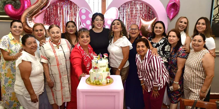 Fotos: Rubén Morales // Karen Michelle disfrutó de un agradable desayuno de cumpleaños junto a su mamá, su hermana y un grupo de familiares y amigas.