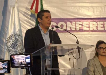 La Fiscalía señaló que los trabajos continúan para establecer la identidad de quienes participaron en la agresión.