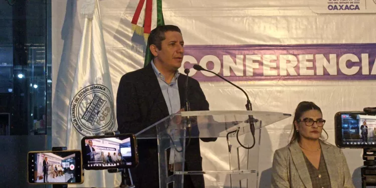 La Fiscalía señaló que los trabajos continúan para establecer la identidad de quienes participaron en la agresión.